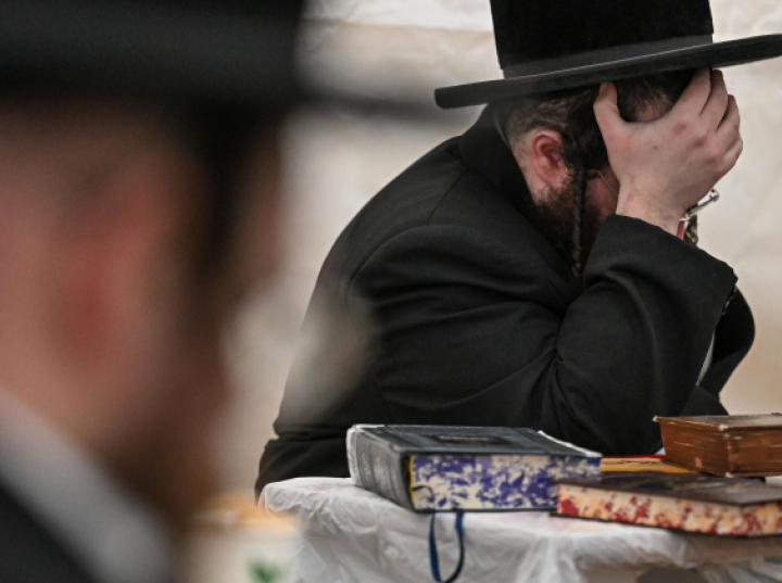 Chasydzi przybywają na grób cadyka Elimelecha, aby się modlić w rocznicę jego śmierci