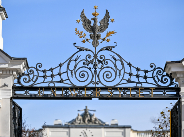 Godło z Bramy Głównej UW trafiło do renowacji