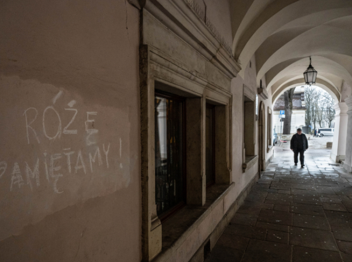 Tablica upamiętniająca Różę Luksemburg na razie nie powróci do Zamościa