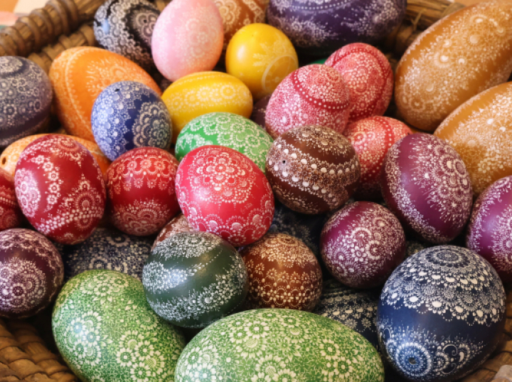 Wielkanocne pisanki i tradycje śmigusowe na wystawie w zabytkowym gmachu sejmiku w Łodzi