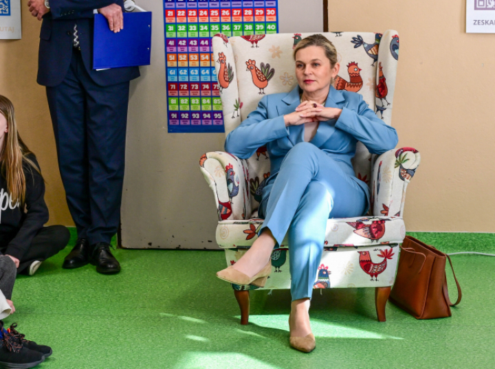 Sąd: minister Nowacka musi przeprosić za słowa o „kłamstwach w podręczniku HiT”