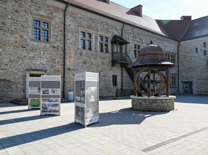 XVI-wieczna studnia na zamku w Sanoku odzyskała blask, ponad 36,5 tys. monet wróci na dno (wideo)