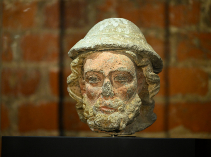 Rzeźbiona głowa św. Jakuba Starszego wyeksponowana na zamku w Malborku