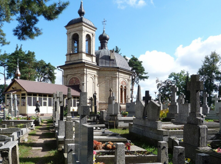 We wtorek paschalny prawosławni odwiedzają cmentarze, duchowni święcą groby