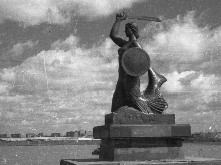 Sąd uznał za winne kobiety, które oblały farbą Pomnik Syreny