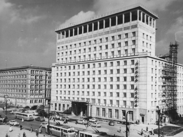 Układ urbanistyczny ulicy Kruczej w Warszawie wpisany do rejestru zabytków (wideo)