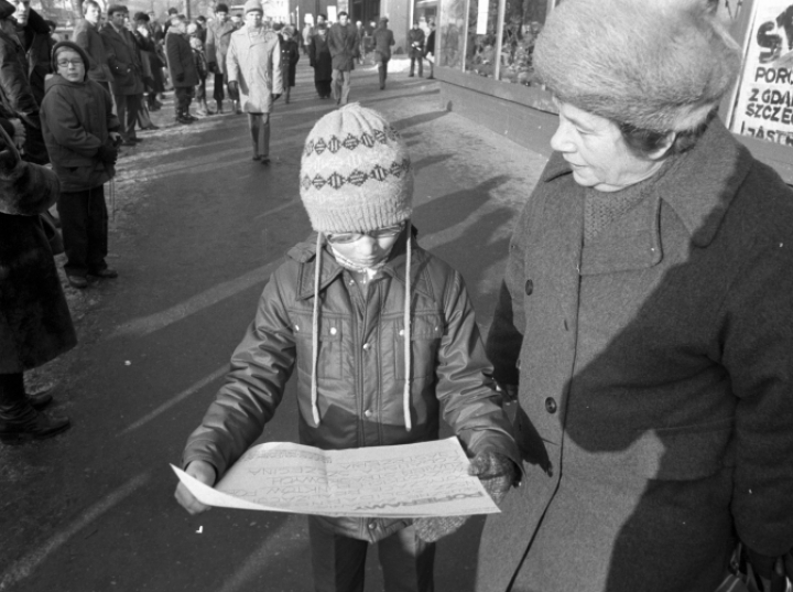 Komisja Senatu poparła projekt pozwalający na nadawanie statusu osoby represjonowanej osobom nieletnim w czasach PRL