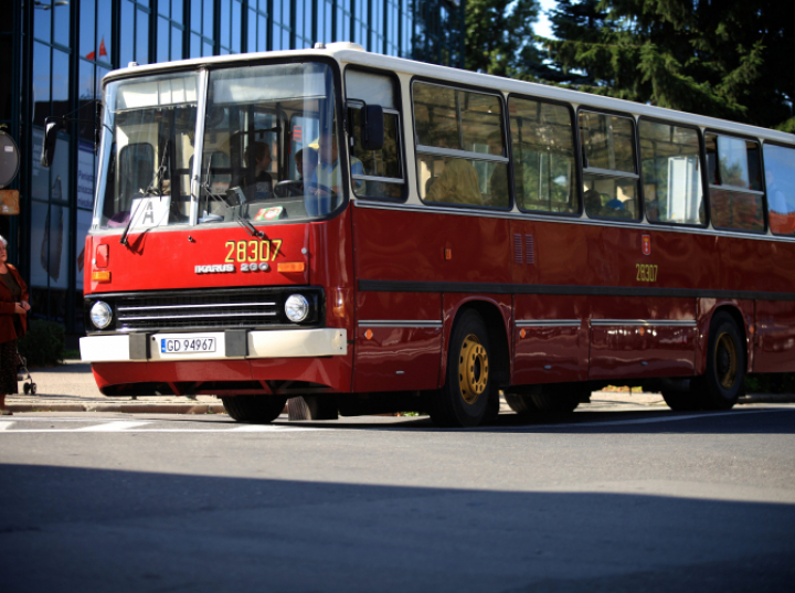 W sobotę na ulice Warszawy wyjadą zabytkowe Ikarusy i Jelcze