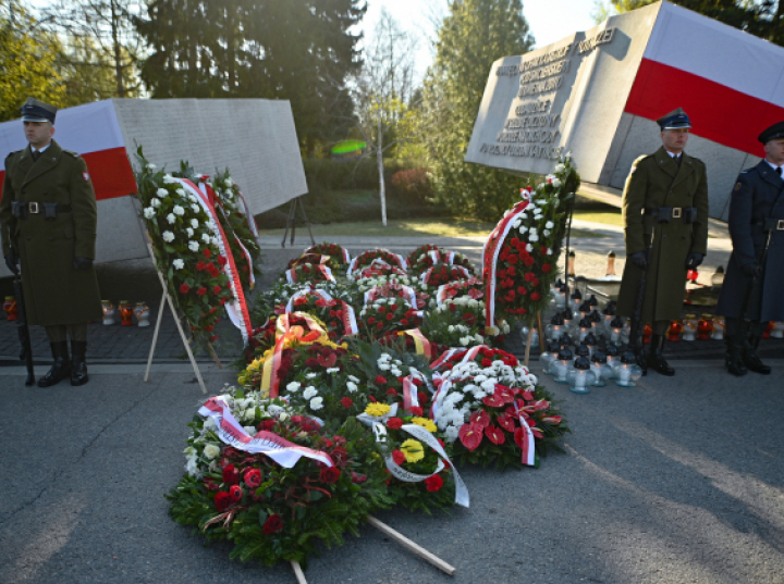 W 16. rocznicę katastrofy smoleńskiej politycy w całym kraju uczcili pamięć jej ofiar