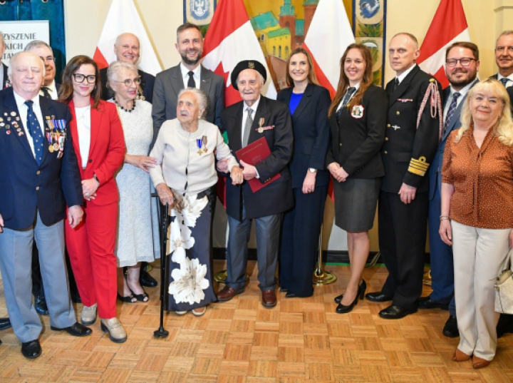 Szef MON w Toronto odznaczył polskich weteranów i działaczy polonijnych
