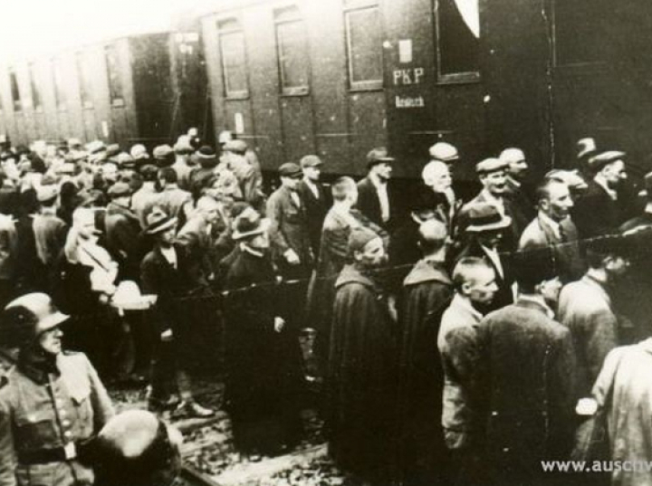Kilkunastu byłych więźniów na rocznicy I transportu Polaków do Auschwitz