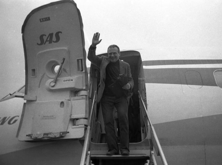 Historia jednej fotografii z Bazy Zdjęć PAP: 45 lat temu Czesław Miłosz po wieloletniej emigracji przyleciał do Polski
