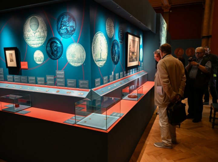 XVIII-wieczne medale oraz zabytkowe płytki ścienne – w Muzeum Narodowym we Wrocławiu
