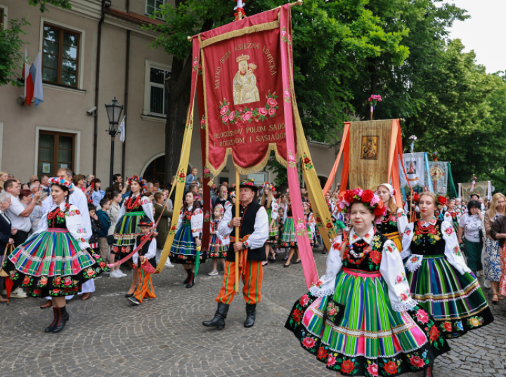 Żywa tradycja i barwna procesja przyciągnęły w Łowiczu setki wiernych i miłośników folkloru (wideo)