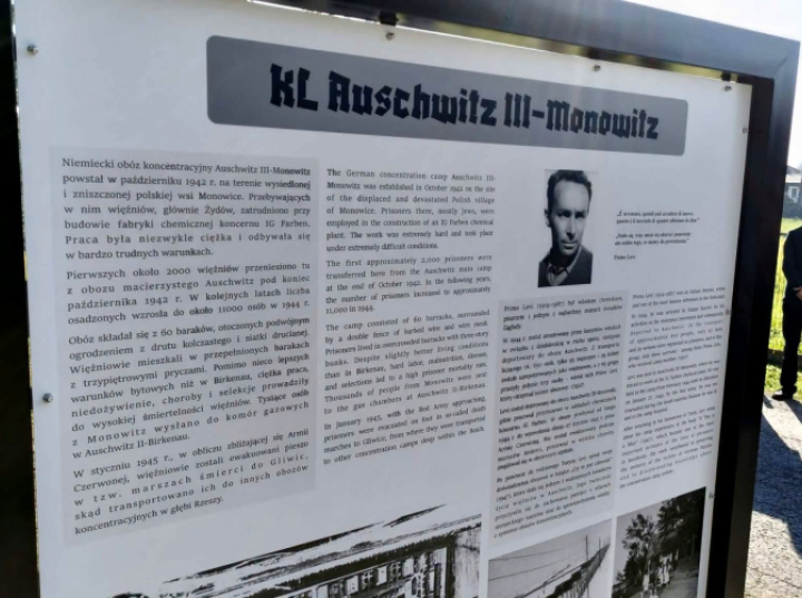 Odsłonięto tablicę przypominającą o obozie Auschwitz III-Monowitz