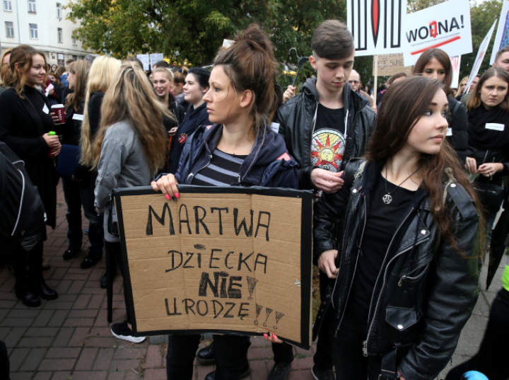 10 lat po Czarnym Proteście: politycy wykorzystali mobilizację kobiet i prawie ją zaprzepaścili