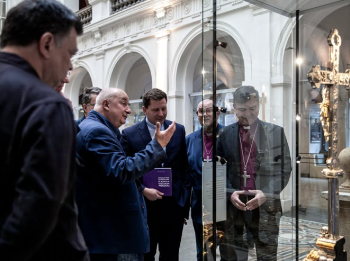 Zabytki sztuki złotniczej śląskich kościołów pokoju na wystawie we Wrocławiu