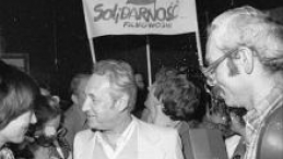 Andrzej Wajda na lotnisku Okęcie, po powrocie z Cannes ze Złotą Palmą dla "Człowieka z żelaza". Fot. PAP/CAF/M. Langda