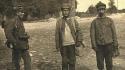 Żołnierze sowieccy wzięci do niewoli pod Radzyminem. 08.1920. Fot. CAW