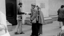 Antoni Macierewicz rozdaje ulotki pod kościołem św. Anny w Warszawie. 1978 r. Fot. M. Jabłoński. Zbiory Ośrodka KARTA.