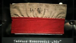 Opaska dowódcy AK gen. Tadeusza "Bora" Komorowskiego trafiła do Muzeum Powstania Warszawskiego. Fot. PAP/T. Gzell