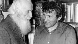 Henryk Wujec i ks. Jan Zieja na spotkaniu członków KOR w mieszkaniu prof. Edwarda Lipińskiego. Warszawa, 1978 r.