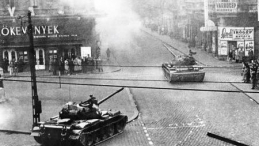 Sowieckie czołgi na ulicach Budapesztu (30.X.1956). Fot. PAP/KEYSTONE