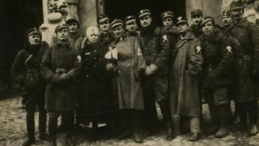 Oddział „straceńców” por. Romana Abrahama przed ratuszem we Lwowie. 22.11.1918 r. Fot. CAW