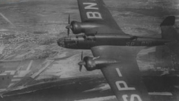 Samolot PZL-37 "Łoś" w locie. Fot. NAC