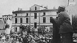 Chaim Rumkowski przemawia do mieszkańców łódzkiego getta na tzw. "placu strażackim". Źródło: Wikimedia Commons