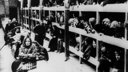 Więźniowie obozu w baraku na pryczach (styczeń 1945). Fot. PAP/CAF 