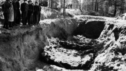 Odsłonięty grób w lesie katyńskim. Zdjęcie z 1943 r. Fot PAP/Archiwum
