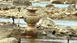 Akcja wydobywania z Wisły znalezisk archeologicznych, które odsłonił niski stan wody w rzece. Fot. PAP/T. Gzell