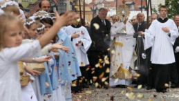 Procesja eucharystyczna w Warszawie w uroczystość Bożego Ciała. Fot. PAP/P. Supernak