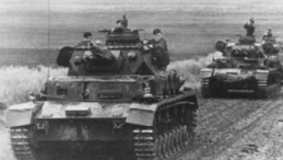 Kolumna czołgów niemieckich PzKpfw IV Ausf D/E na froncie wschodnim. Fot. NAC