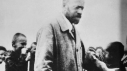 Reprodukcja: Janusz Korczak ps. Stary Doktor z dziećmi, przed 1942 r. Fot. PAP/Reprodukcja