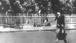 Ciała ludzi zmarłych z głodu na ulicy w Charkowie w 1933 r. Źródło: IPN