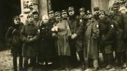 Oddział "straceńcow" por. Romana Abrahama przed ratuszem we Lwowie. 22 listopada 1918 r. Fot. CAW