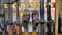 Narty, kijki, buty i wiązania z ekspozycji Muzeum Narciarstwa w Cieklinie. Fot. PAP/D. Delmanowicz