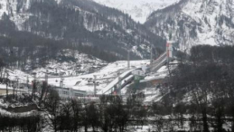Widok na skocznię olimpijską położoną na terenie Krasnej Polany. Fot. PAP/EPA