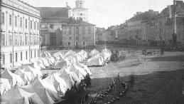 Namioty żołnierzy rosyjskich na Placu Zamkowym w Warszawie po wprowadzeniu stanu wojennego w 1861 r. Źródło: MHP