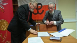 Reprezentujący Grupy Oporu "Solidarni" Bolesław Jabłoński (P) i dyrektor AAN dr Tadeusz Krawczak. Fot. PAP/T. Guz