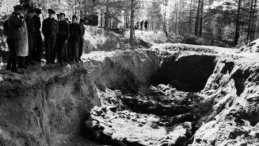 Odsłonięty grób w lesie katyńskim. Zdjęcie z 1943 r. Fot PAP/Archiwum 