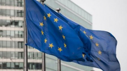Flagi UE  przed budynkiem Rady Europejskiej w Brukseli. Fot. PAP/W. Dąbkowski