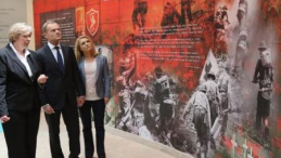 Premier Donald Tusk podczas zwiedzania muzeum pamięci 2. Korpusu Polskiego. Fot. PAP/L. Szymański