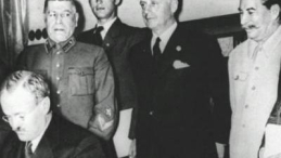 Podpisanie paktu Ribbentrop-Mołotow. Moskwa, 23 sierpnia 1939 r. Fot. NAC
