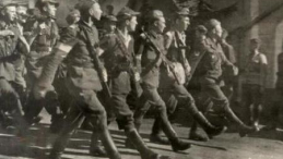 Żołnierze Brygady Świętokrzyskiej podczas parady (1945). Fot. IPN