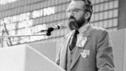 Kazimierz Świtoń przemawia na I Krajowym Zjeździe Delegatów NSZZ „S” w Gdańsku. X 1981 r. Fot. PAP/CAF/S. Kraszewski