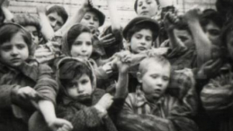 Dzieci z KL Auschwitz po wyzwoleniu - styczeń 1945 r.  Fot. Muzeum Auschwitz-Birkenau