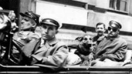 Wyjazd Józefa Piłsudskiego z Warszawy do Sulejówka, w samochodzie widoczny wilczur "Pies". 1929 r. Fot. NAC